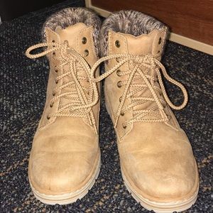 Cute lightweight boots for the fall/winter. #boots